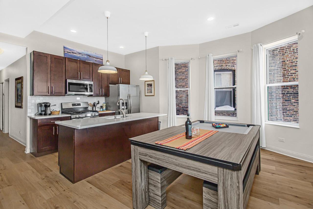 Modern 4Br Just A Block From Cta Pink Line With Pool Table Free Parking Leilighet Chicago Eksteriør bilde