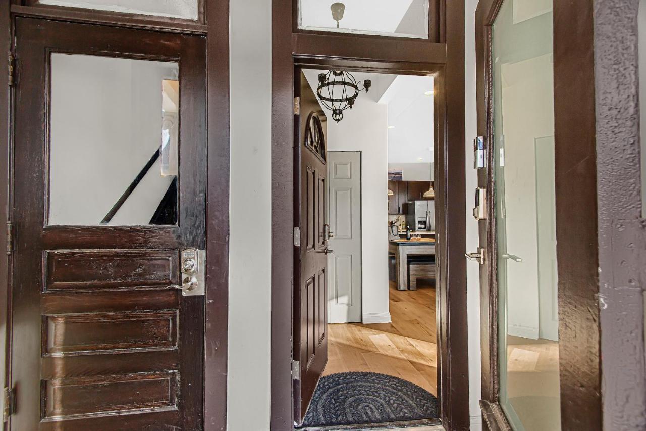 Modern 4Br Just A Block From Cta Pink Line With Pool Table Free Parking Leilighet Chicago Eksteriør bilde