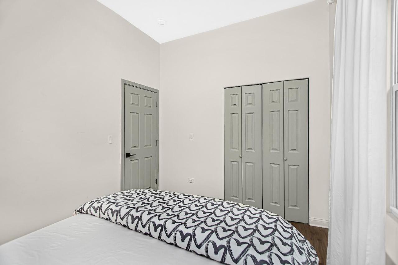 Modern 4Br Just A Block From Cta Pink Line With Pool Table Free Parking Leilighet Chicago Eksteriør bilde