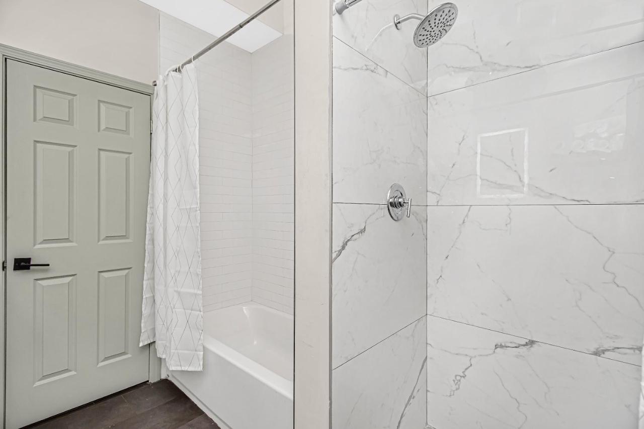 Modern 4Br Just A Block From Cta Pink Line With Pool Table Free Parking Leilighet Chicago Eksteriør bilde